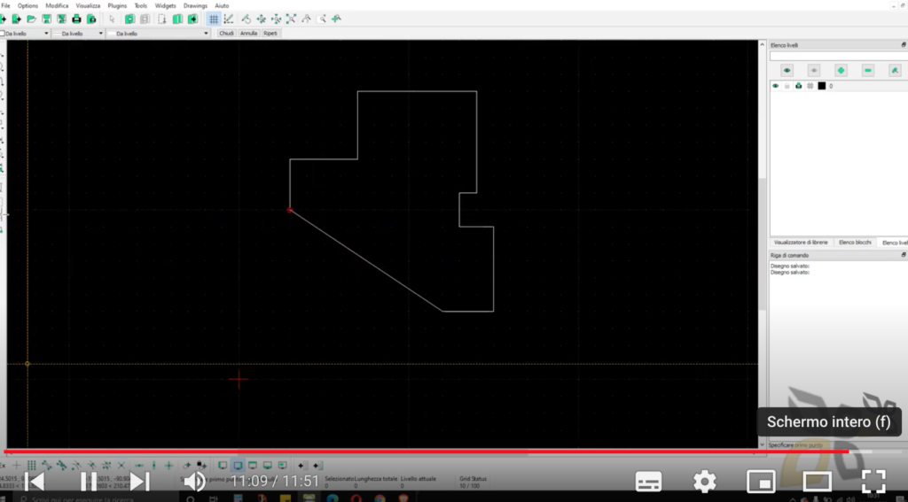 Lo sfondo nero esalta il disegno tecnico raffigurato all'interno della schermata svolto con LibreCad con misure e valori degli assi cartesiani.