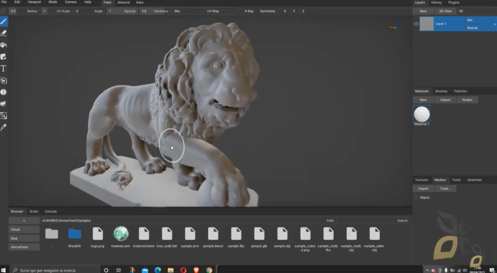 L'immagine raffigura un leone con una criniera folta, posizionato su un piedistallo (modellino 3D) con uno sfondo grigio scuro. 