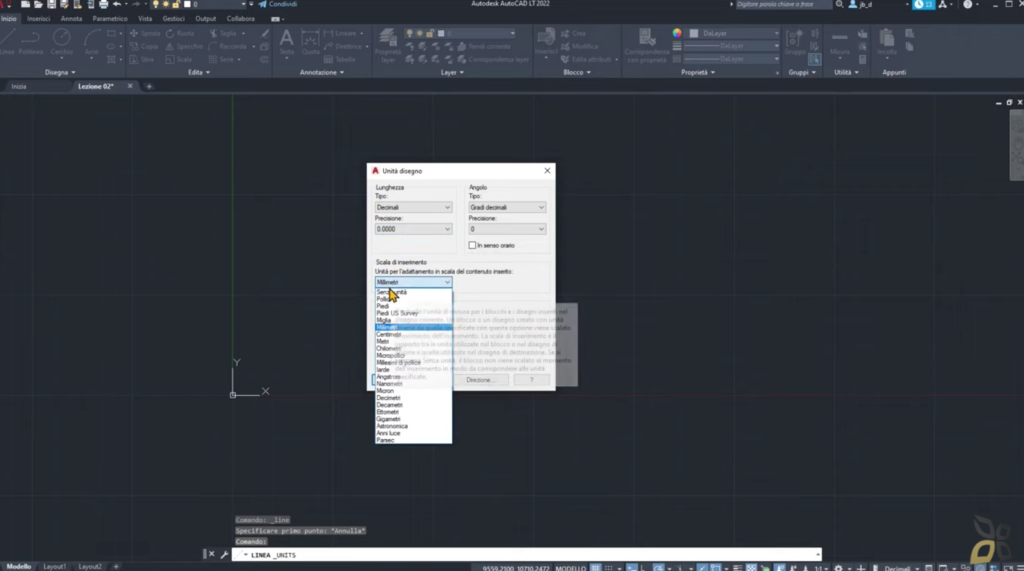 l'immagine raffigura le schermate iniziali del programma Autocad con i suoi comandi base