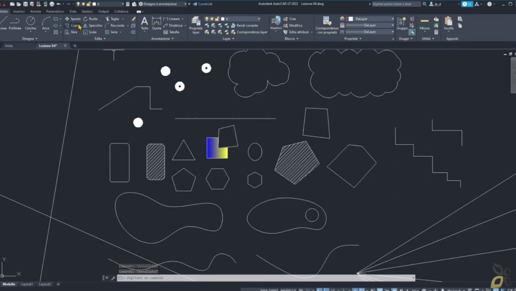 l'immagine rappresenta varie forme realizzate con autocad e l'utilizzo di strumenti di modifica